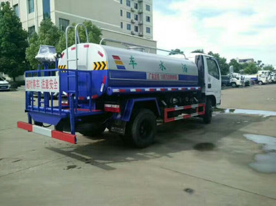 灑水車與環(huán)衛(wèi)車 城市清潔的守護者