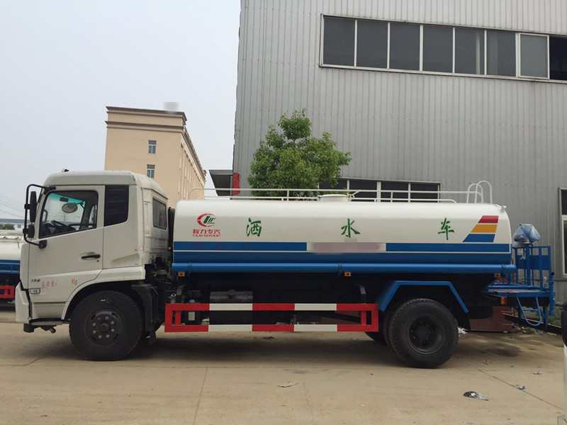 國(guó)五東風(fēng)天錦灑水車 城市環(huán)境治理的得力助手